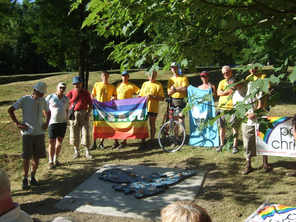 Die Friedensradfahrt Paris - Moskau 2010 am Denkmal in Fleury auf den Schlachtfeldern bei Verdun