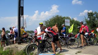 Friedensradfahrer warten auf die Fähre.