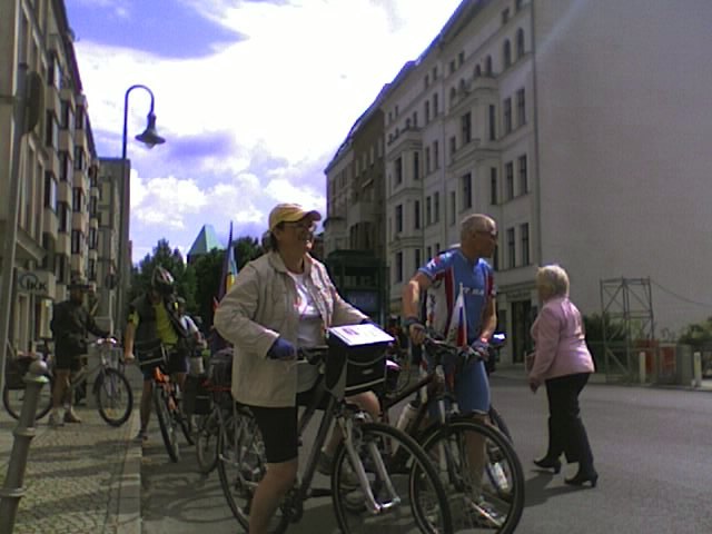 Radfahrerinnen und Radfahrer abfahrbereit