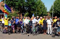 Gruppenfoto der Friedensradfahrerinnen und Friedensradfahrer.