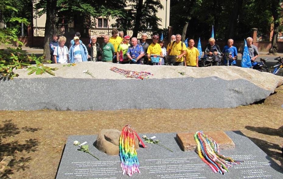 Potsdam: FriedensradfahrerInnen gedenken der Opfer der Atombomben von Hiroshima und Nagasaki.